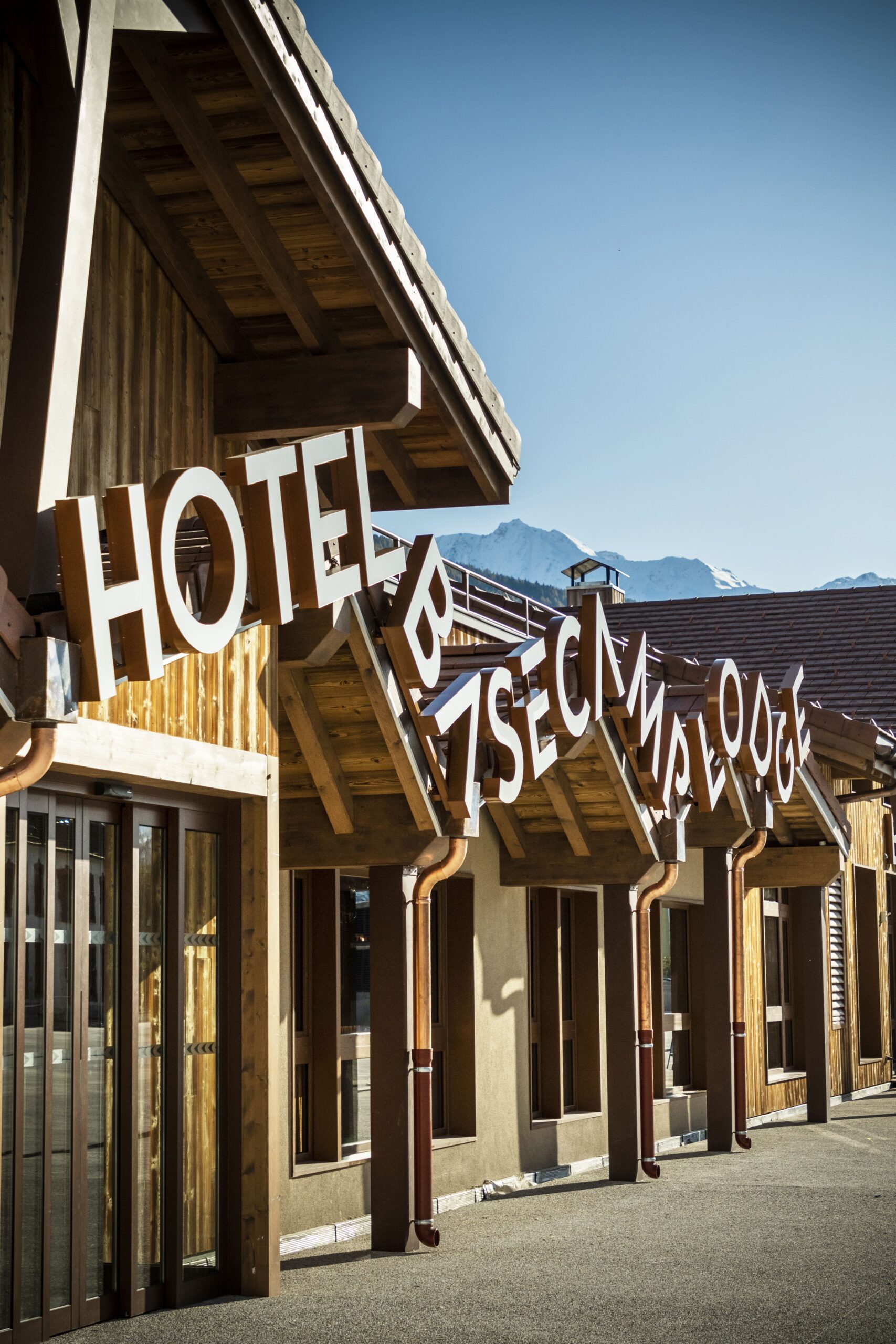 Base Camp Lodge - Les 2 Alpes - Refonte Du Site - Graphiste Webdesigner